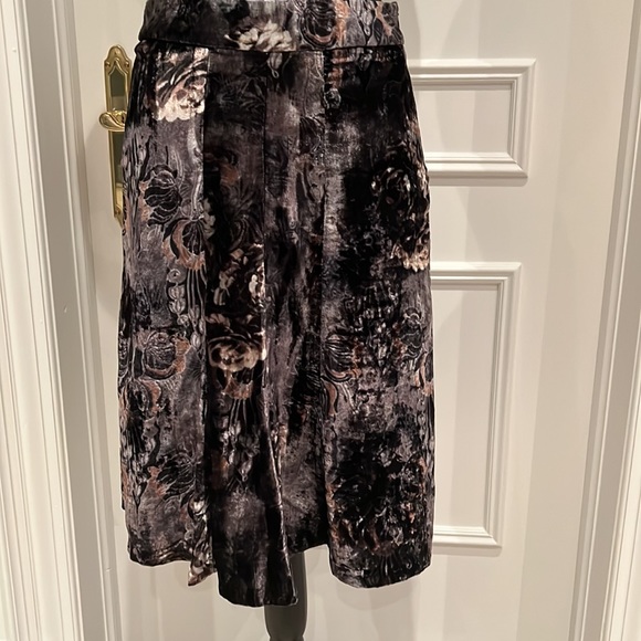 Tristan velvet skirt size 4 black, charcoal , beige. - Picture 4 of 4